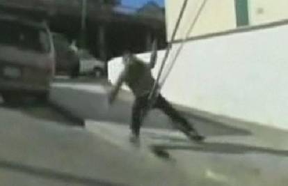 Skater je uspio preskočiti zid, ali ga je prevario stup
