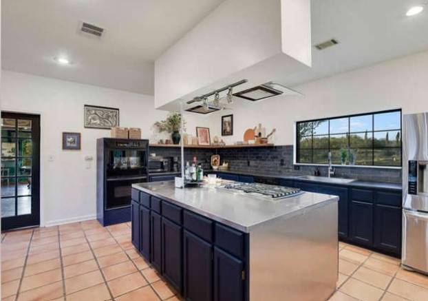 FOTO Dvorci diljem svijeta na prodaju! Neki imaju 200 soba, tamnice, jezera, šume i potoke