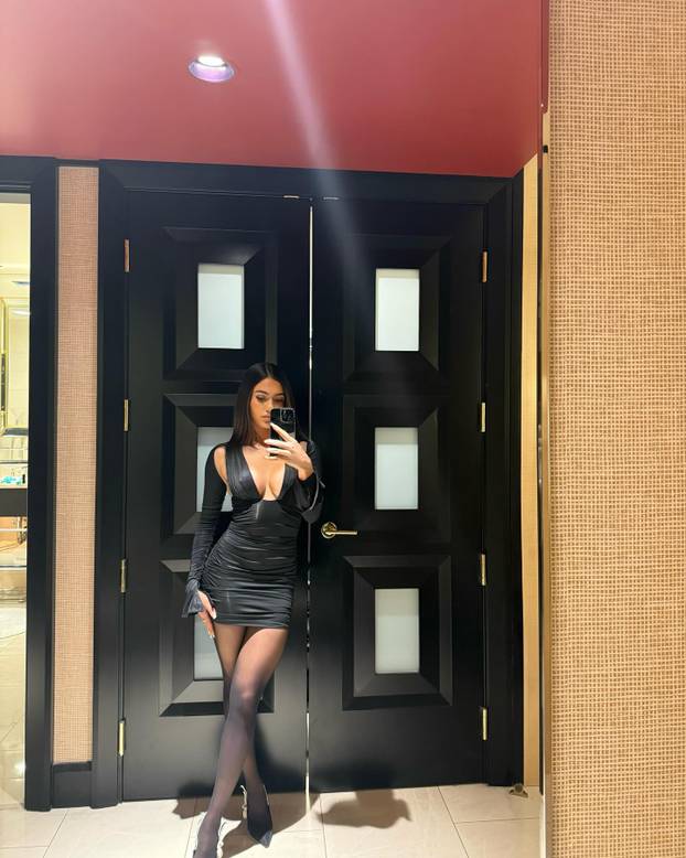 FOTO Otkrili ring djevojke za boksački spektakl. Jedna ima diplomu, druga se već skinula