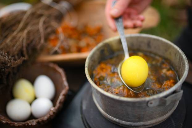 24sata Sveta Nedelja: Željko Ivković boja pisanice prirodnim bojama 