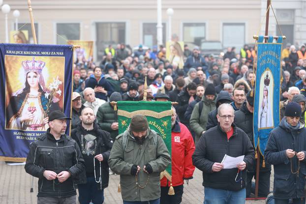 Molitelji od ranih jutarnjih sati kleče na Trgu bana Josipa Jelačića, dočekao ih je kontraprosvjed