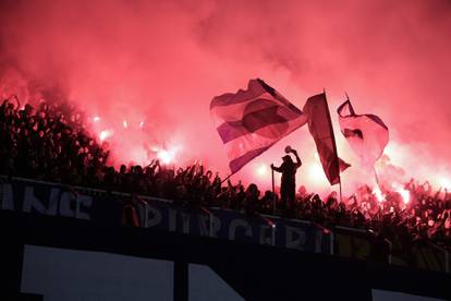 FOTO Torcida bakljama zasula teren Maksimira, letjele i do centra!? Evo što su im zaplijenili