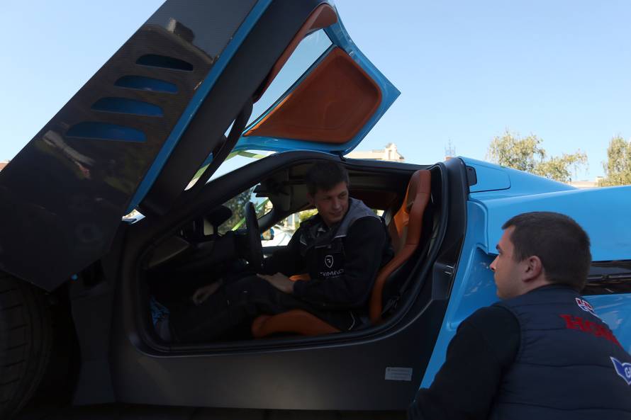 U centru Zagreba graÄanima pradstavljen super automobil Rimac C-Two