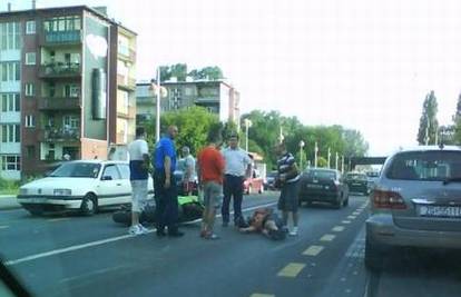 Zagreb: Zabio se motorom u auto i teško se ozlijedio