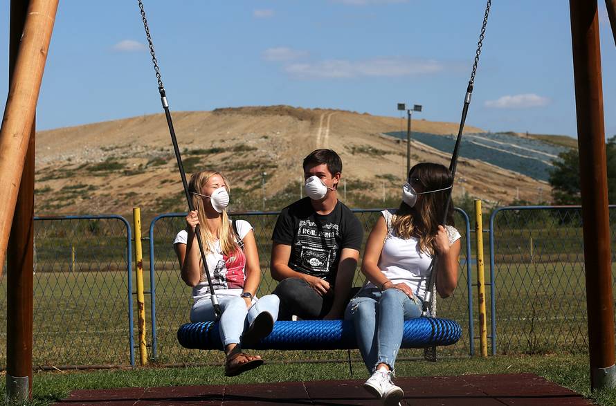 Život kraj smeća: 'Strašno je, ovdje nam je nemoguće živjeti'