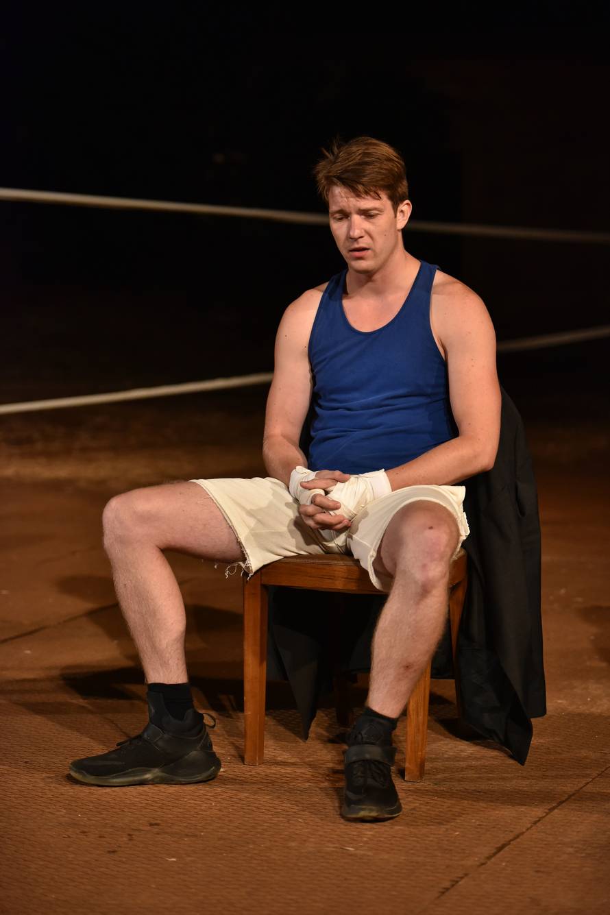 Na premijeri su boksački šampioni skandirali Šampionu