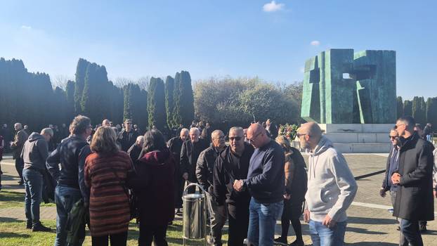 FOTO Posljednji ispraćaj heroja Vukovara Nicoliera:  Ljudi stižu iz cijele Hrvatske. Grad je pun...