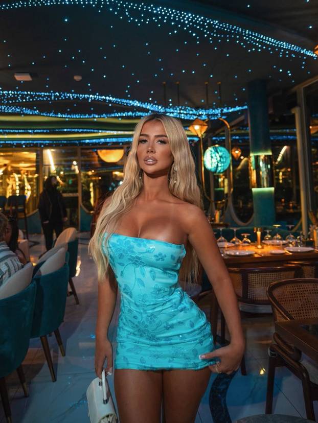 FOTO Nekad je bila stjuardesa, a danas za njom uzdišu milijuni