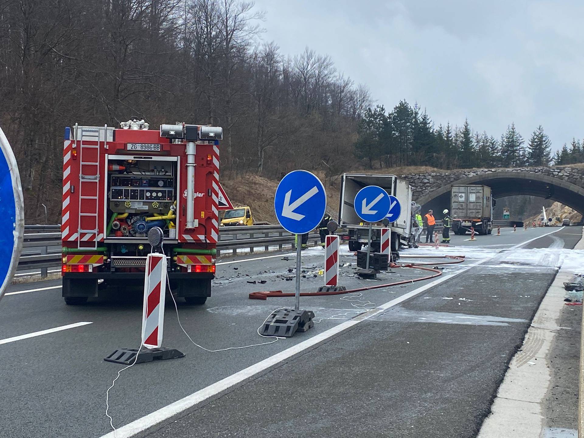 VIDEO Detalji buktinje na A6: 'Hladnjača se zabila u kamion. Vatrogasci su izvlačili vozača'