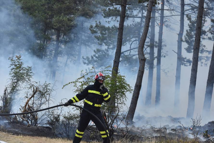 Evakuirali stanovnike sela kod Drniša: 'Ovo je velika nesreća'