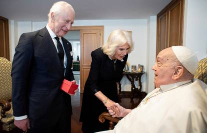 Kralj Charles i Camilla posjetili papu Franju: 'Sretni su jer je bio dovoljno dobro da se sastanu!'