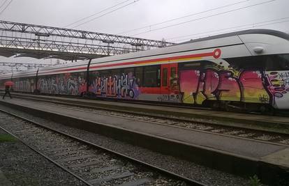Dugo je trebalo: Novi vlak po noći je netko ukrasio grafitom