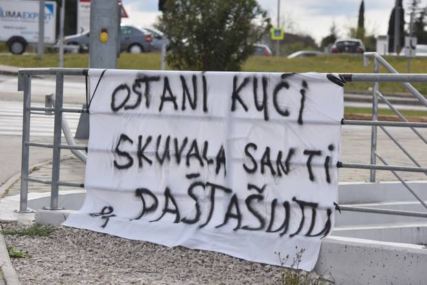 Šibenik: Zanimljiv transparent koji poziva ljude da ostanu kod kuće