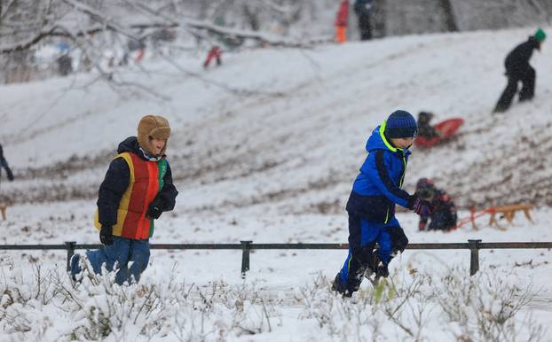 Zagreb: Maksimir, jedno od omiljenih mjesta za sanjkanje, grudanje ili šetnju po snijegu
