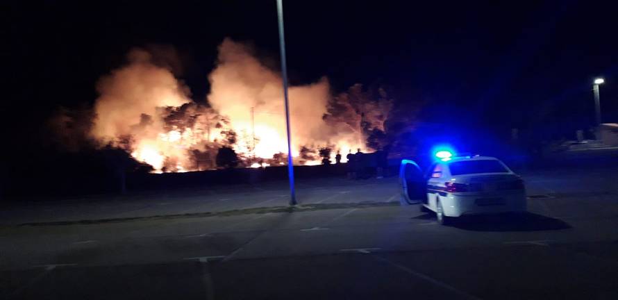 'Požar na Zrću smo zaustavili, ali ljudi će na terenu ostati cijeli dan  i noć da ga potpuno ugase'