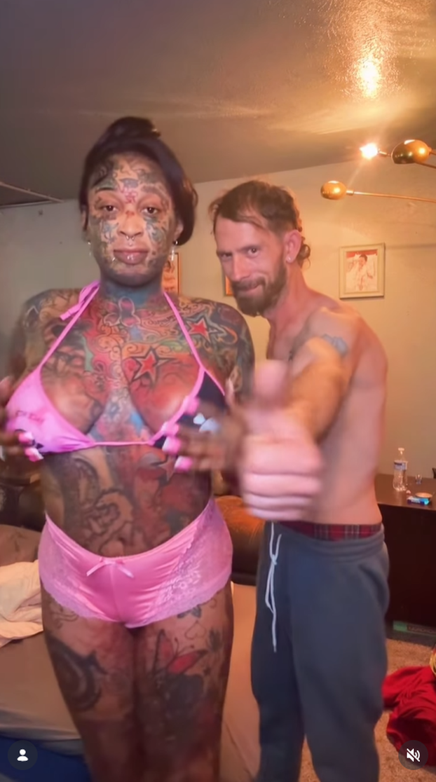 FOTO 'Govore da smo najružniji par ikad! Upoznali smo se preko interneta. Ovo je naša priča...'