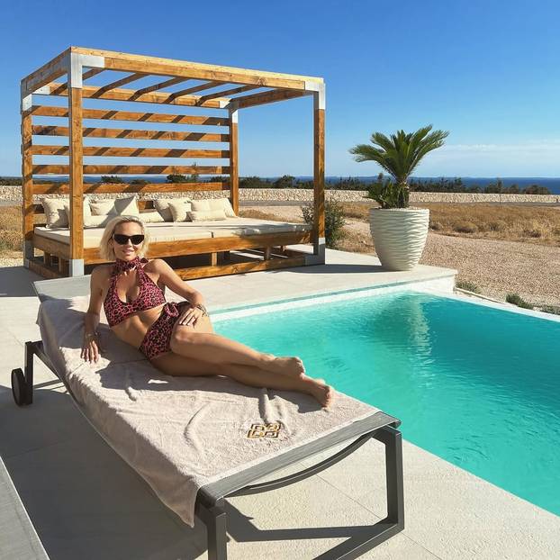 Svi Majini bikiniji i tangice: Sa Šimom uživala na jahti, i bivšeg Nenada zavela je na bazenu...