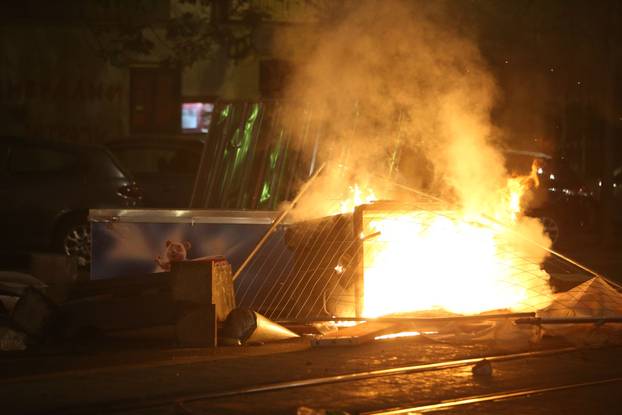 Beograd: Policija rastjerala građane koji su bili okupljeni u Ulici Kneza Miloša, nekoliko građana ozlijeđeno