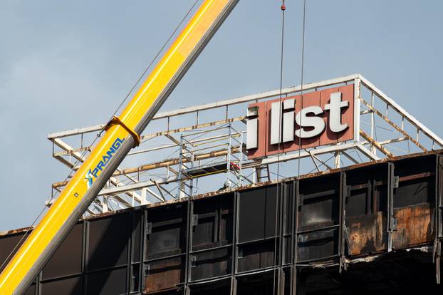 Zagreb: Uklanjanje natpisa Večernji list sa zgrade Vjesnika