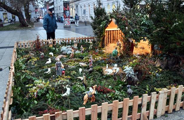 FOTO Ove detaljno izrađene jaslice uljepšale su blagdanski ugođaj u Slavonskom Brodu