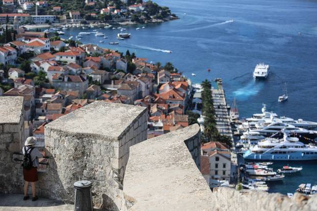 Hvar: Turisti rado posje?uju Forticu s koje je predivan pogled na grad i Paklenske otoke