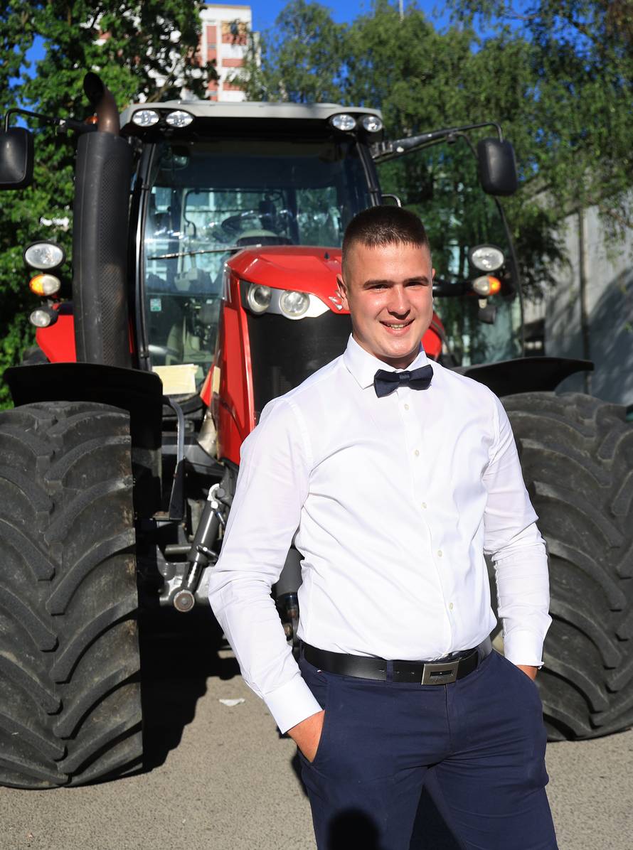 24sata Rugvica: Maturant iz Ježeva, traktorom do Građevinske škole na maturalnu večer