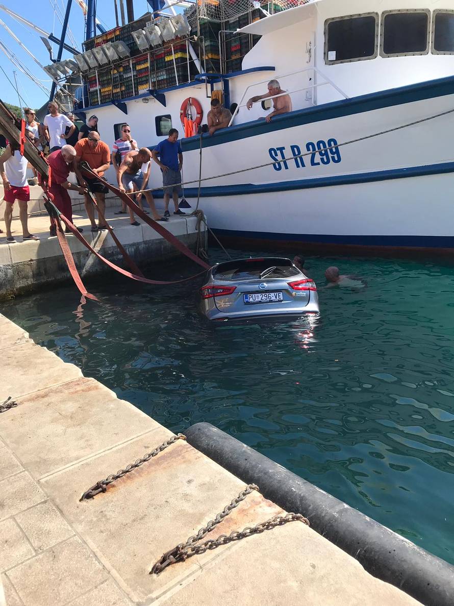 Zaboravio podići ručnu: Auto  mu je na Visu završio u moru