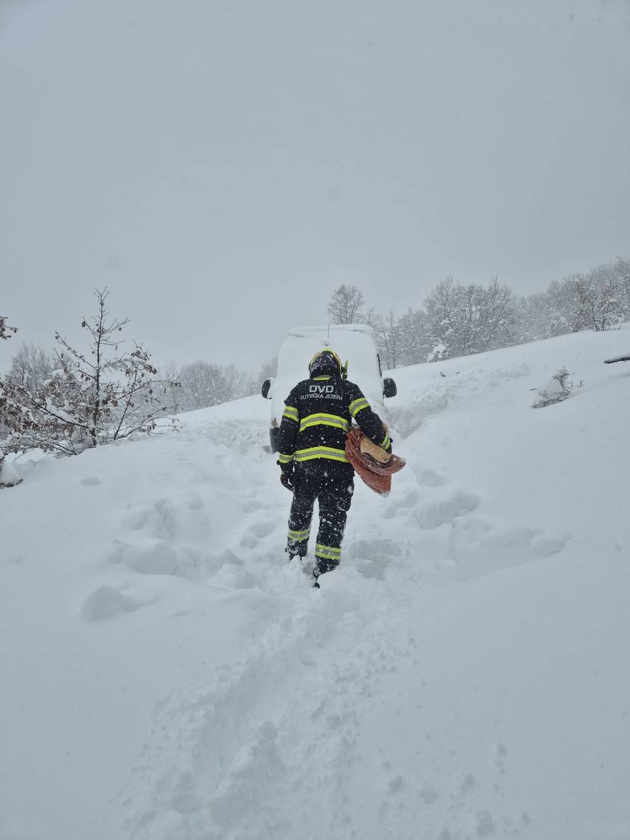 DRAMA NA PLITVICAMA Obitelj zapela u snijegu, vatrogasci se pješice probijali kroz nanose