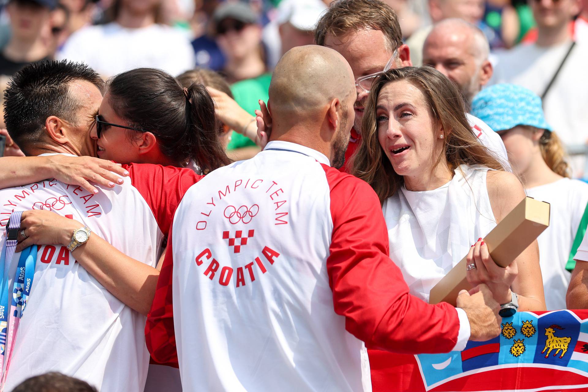 Zlatna Braća Sinković nakon osvojenog zlata poljubili svoje supruge na tribinama