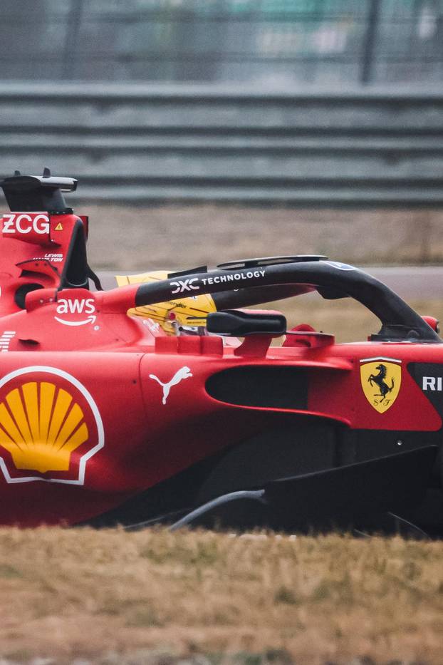 Prvi krug novog voza?a Ferrarija Lewisa Hamiltona tijekom dana testne vožnje u Fioranu