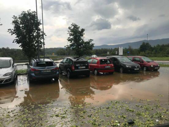 Ogromna šteta: Tuča veličine teniske loptice porazbijala aute