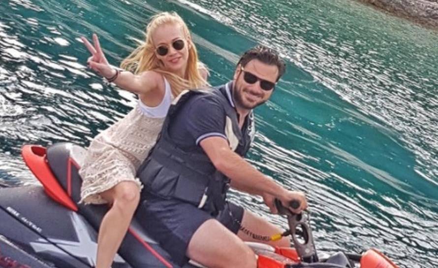 Dok Hauser svira po Americi, Jelena Rozga pokazuje guzu