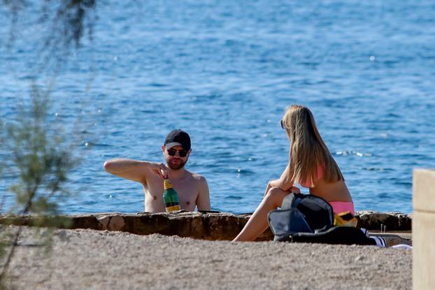 Zadar:  Bliži se kraj listopada, a građani Zadra i njihovi gosti se i dalje kupaju
