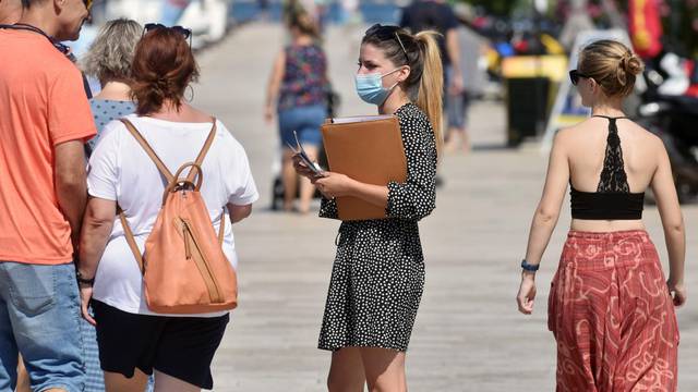 Šibenik: Turistički radnici na rivi nude izlete brodovima na otoke Šibenskog arhipelaga