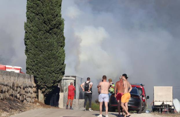 Požar u Vinišću stavljen pod kontrolu, policija istražuje uzrok
