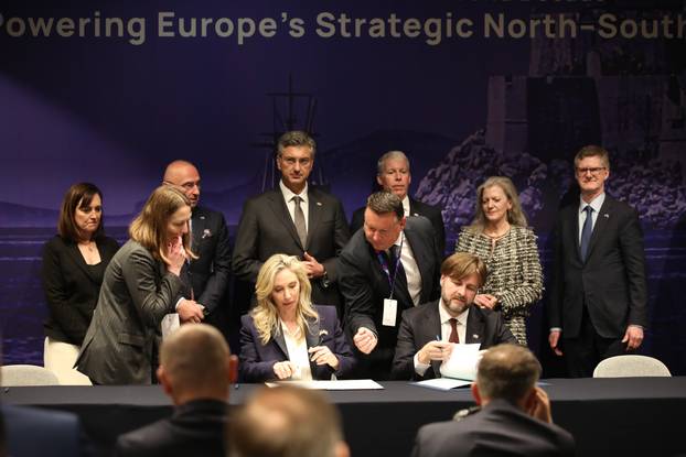 Dubrovnik: U sklopu Inicijative triju mora potpisan sporazum u području energetike, prometa, tehnologije, financija i porezne politike