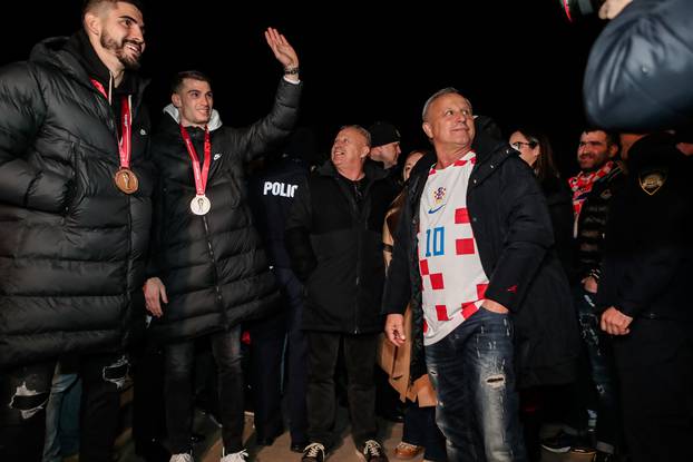 Zadar: Tata Luke Modrića dočekao s navijačima Dominika Livakovića i Martina Erlića