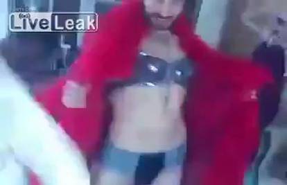 Razuzdana zabava: Assadovi vojnici plešu u ženskoj odjeći 