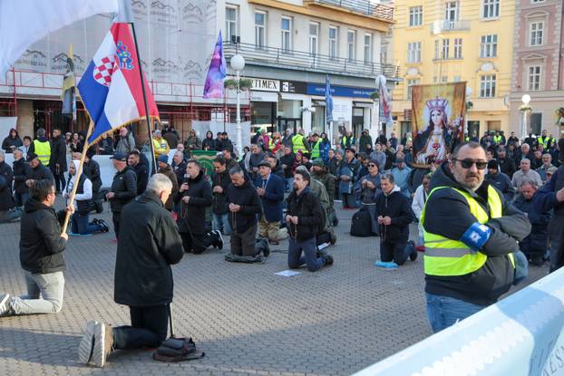 Zagreb: Molitelji krunice na Trgu bana Jelačića