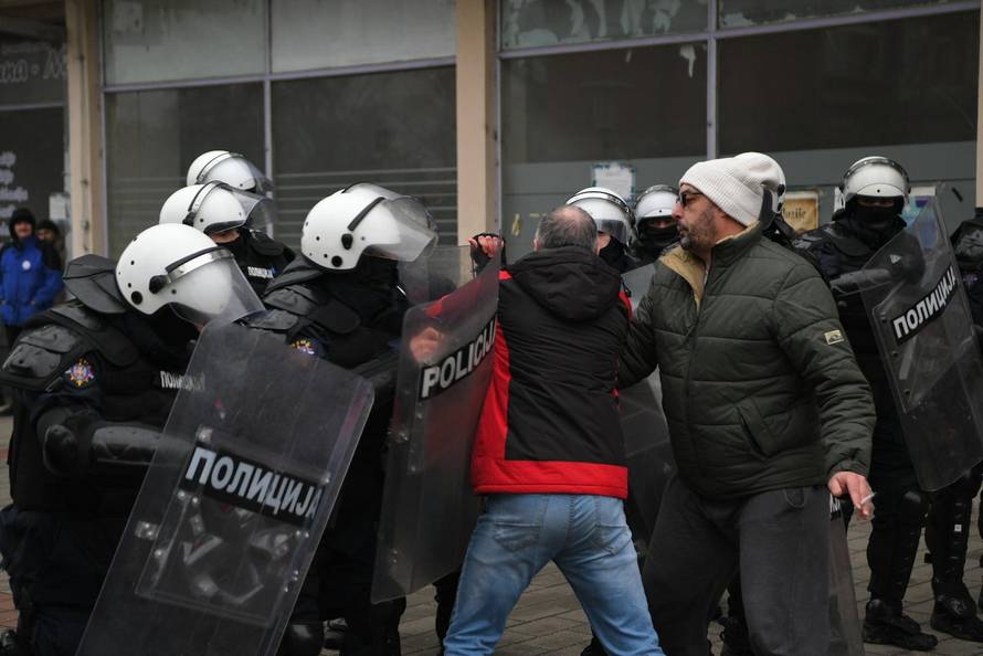 Na većini birališta tijekom lokalnih izbora u Srbiji došlo do incidenata i prosvjeda, intervenirala i policija