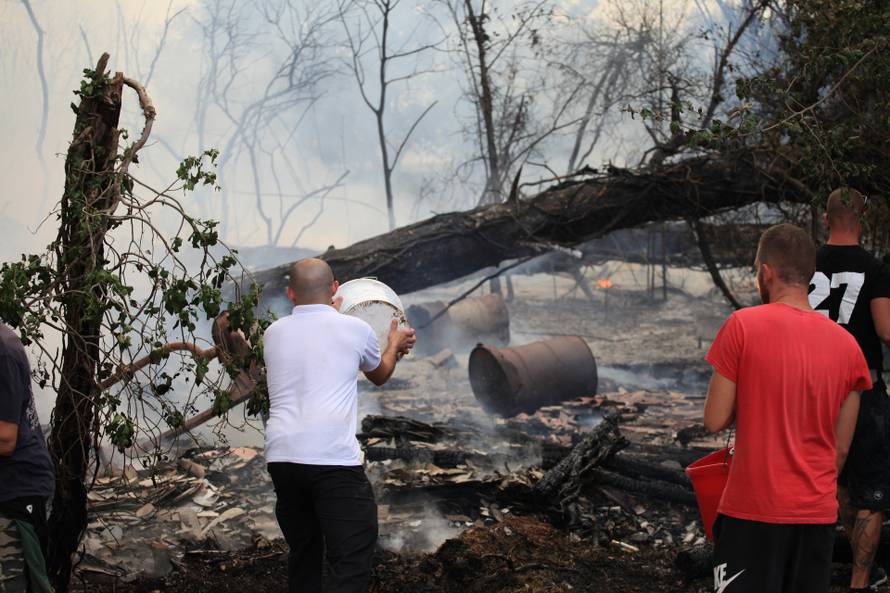 VIDEO Požar u Puli je pod nadzorom: Izgorjelo 40 hektara, uspjeli obraniti kuće