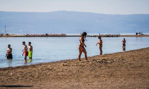 FOTO Vrući dani u Omišu: Bablje ljeto vratilo ljude na plaže!