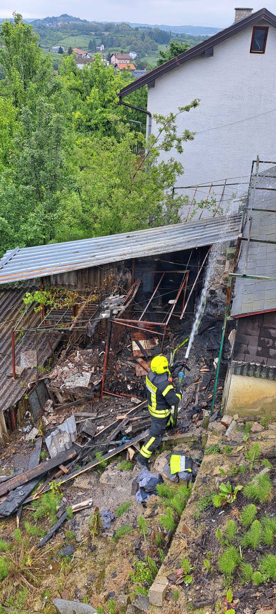 Vatrogasci ugasili požar u Svetom Ivanu Zelini: Zapalila se drvarnica ispred obiteljske kuće