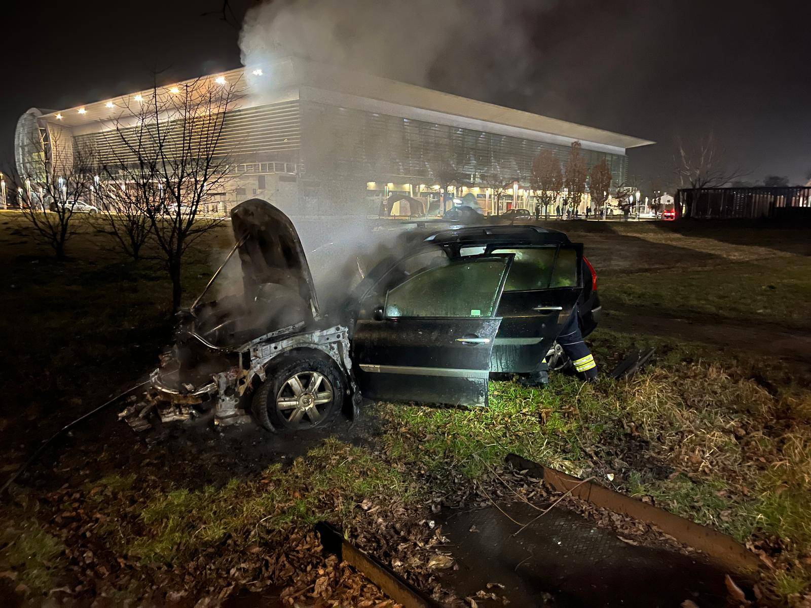 VIDEO Ispred kuće im izgorio auto: 'Čuli smo jaku detonaciju'