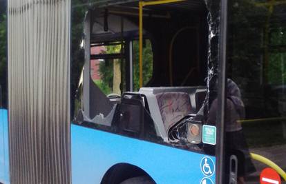 Leteći šaht: Poklopac s ceste odletio u bus i razbio prozor