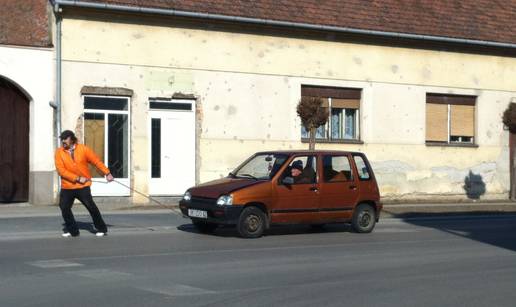 Muškarac vukao Daewoo Tico užetom kroz centar Vinkovaca