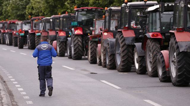 Prosvjedi poljoprivrednika u Srbiji, traktorima blokirali prometnice 