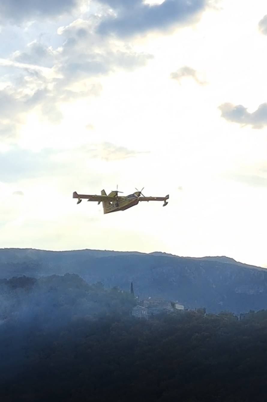VIDEO Opet gori kod Crikvenice. Jedan kanader morao se vratiti jer je uletio u jato golubova?