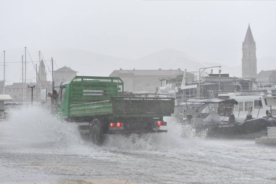 Zbog obilne kiše i juga poplavljene su prometnice Trogira i Čiova