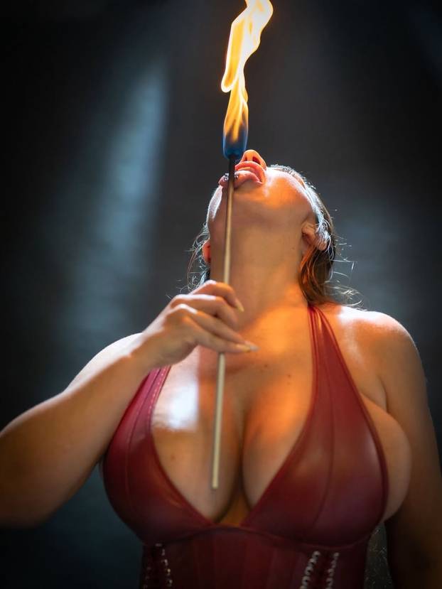 FOTO Fatalna gutačica vatre vrti muškarce oko prsta: 'Čude se da ovako seksi žena riga vatru...'